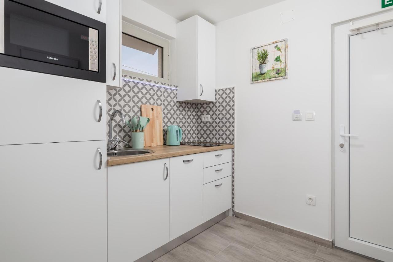 Studio Apartman Rozi Опатия Экстерьер фото
